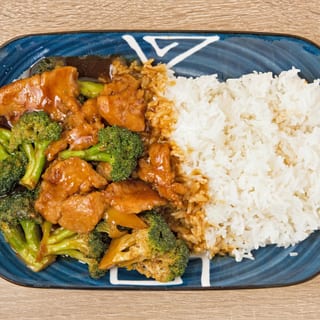 Chicken Broccoli Over Rice 养鸡盖饭